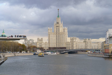 Obraz premium Photography of skyscraper on Kotelnicheskaya embankment and Observation Deck Zaryadye Park at autumn day. International touristic concepts.