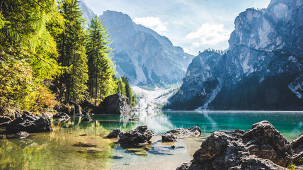 Landschaft mit Gebirge an einem Wildsee im Herbst an einem See in den Alpen Bergen - obrazy, fototapety, plakaty