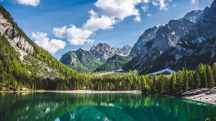 Crédence de cuisine en verre imprimé Dolomites Landschaft mit Gebirge an einem Wildsee im Herbst in Alpen mit Bergen am See