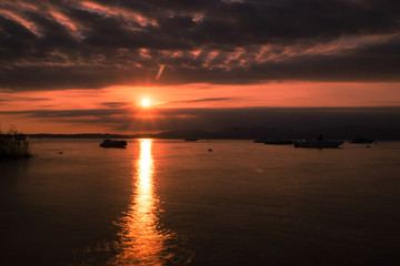 Sonnenuntergang mit Langzeitbelichtung am Gardasee