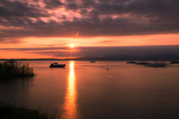 Sonnenuntergang mit Langzeitbelichtung am Gardasee