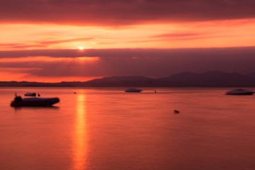 Naklejka na ściany i meble Sonnenuntergang mit Langzeitbelichtung am Gardasee