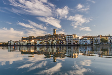 Fototapeta premium Borgo di Marta sul lago di Bolsena