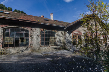 verlassene fabrik aus stein