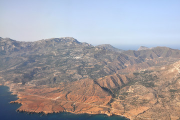 Blick auf karge Landschaft und Küste der griechischen Insel Karpathos aus der Vogelperspektive