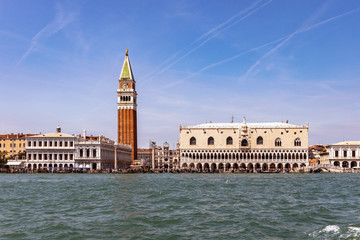 Venedig Dogenpalast mit Markusturm