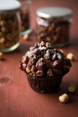 Haselnuss Muffin und Nüsse in Glas auf Holz Tisch Hintergrund