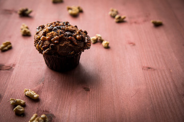 Walnuss Muffin und Nüsse auf rot braun Holz Tisch Hintergrund