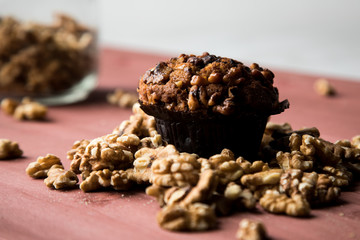 Walnuss Muffin und Nüsse auf rot braun Holz Tisch Hintergrund