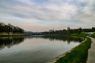 Fototapeta na wymiar Río Vístula a su paso por Cracovia, un frío y nublado día de otoño.
