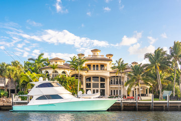 Luxury Waterfront Mansion in Fort Lauderdale Florida - obrazy, fototapety, plakaty