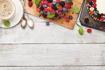 Cheesecake with berries and chocolate