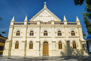 Obraz premium Front of Santa Cruz Cathedral Basilica white colonial church in Kochi, Kerala, India