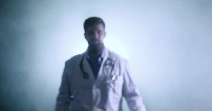 Medico con barba lunga che cammina di fronte la telecamera