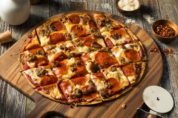 Foto op Plexiglas Homemade St Louis Style Pepperoni PIzza © Brent Hofacker
