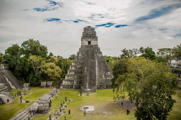Fototapeta na wymiar Tikal pyramid 