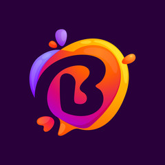 Obraz premium B letter at colorful speech bubble and heart background.