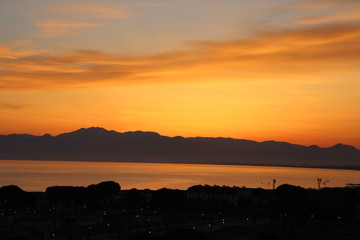 Sonnenuntergang am Meer mit Bergen, Abendrot, Himmel