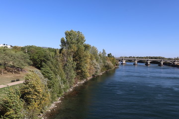 Fototapeta na wymiar Grand Espace Vert le long du fleuve Rhône et roseraie de la commune de Caluire Saint Clair - Département du Rhône - France