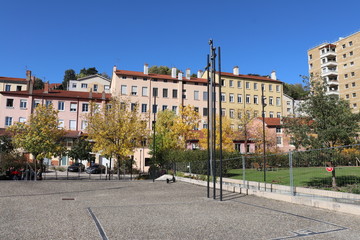 Naklejka premium Grand Espace Vert le long du fleuve Rhône et roseraie de la commune de Caluire Saint Clair - Département du Rhône - France