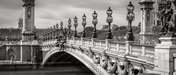 Nahaufnahme der Brücke Pont Alexandre III mit ihren Kandelabern und Laternenpfählen in Schwarz &amp  Weiß. Paris, Frankreich, 7. Arrondissement