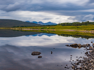 Achnasheen / Szkocja - 27 sierpień 2019: Loch a' Chroisg w letni zachmurzony dzień - obrazy, fototapety, plakaty