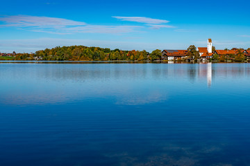 Obraz premium Blick über den herbstlichen Riegsee in Bayern