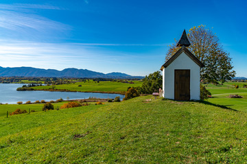 Obraz premium Die Mesnerhauskapelle am Riegsee in Bayern