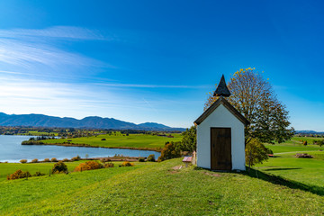 Obraz premium Die Mesnerhauskapelle am Riegsee in Oberbayern