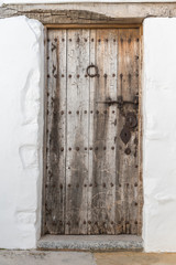 Una vieja puerta de madera rústica