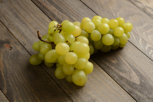 Uvas verdes en la mesa de madera, racimo de uvas