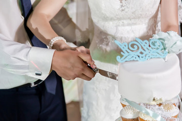 Obraz na płótnie Canvas bride and groom holding glass of champagne
