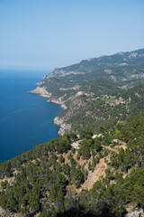 Fototapeta na wymiar beautiful view from the peaks of the rocky Mallorca to the sea