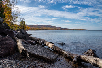 Fototapeta na wymiar Shoreline of Lake Superior in the Upper Peninsula of Michigan in the Porcupine Mountains State Park in autumn