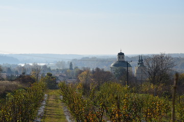Kościół w jesiennym krajobrazie © Anna