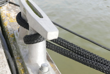 Festmacher mit leine im Hafen