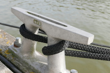 Festmacher mit leine im Hafen