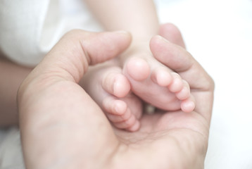 Obraz na płótnie Canvas baby hand holding mothers finger