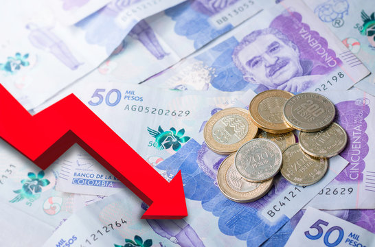 Colombian pesos with coins representing the crisis with an arrow pointing downwards