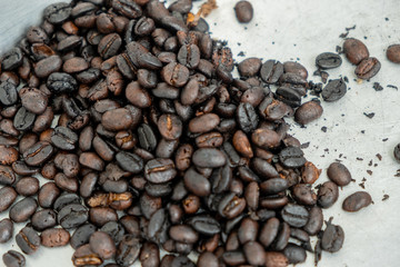 The coffee beans that have been roasted successfully Set aside to heat up, waiting to be brought to detail.
