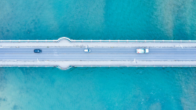 海上の橋を渡る自動車