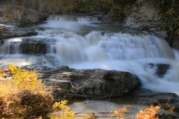 紅葉の大きな滝