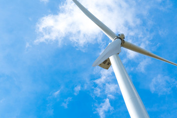 Wind turbine for generating electricity