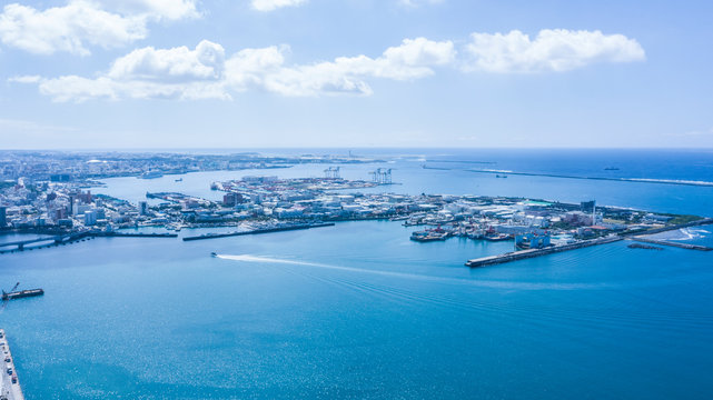 コンテナターミナルと沖縄の海