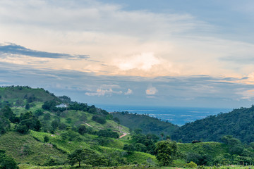 Atardecer en medio de la naturaleza 