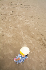 Fototapeta na wymiar 砂浜に立つ少女3