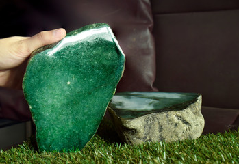 Real jade is a natural lump. That has not been cut Dark green, rare Looked energetic and beautiful