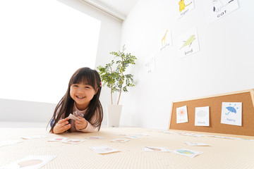 英語のお勉強をする子ども