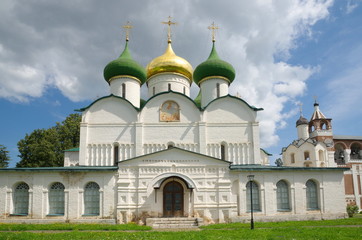 Fototapeta na wymiar Transfiguration Cathedral in the Spaso-Evfimiev monastery. The city of Suzdal. The Golden ring of Russia