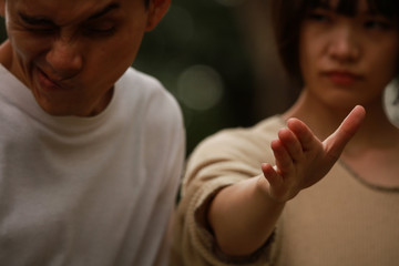 男性にビンタする女性